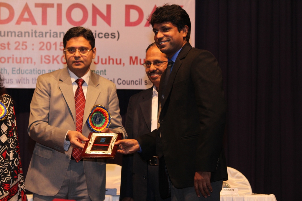 Mr Shim Mathew (Principal of VIBGYOR High Goregaon School) receiving the IDF Award - Image 2